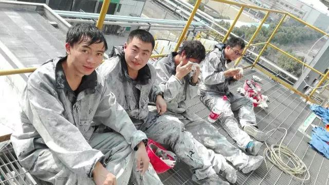 583d310db2a20.jpg 工作中,認(rèn)真工作的男人是最帥的.jpg