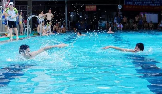 583d315209455.jpg 賽場內(nèi),他們頑強(qiáng)拼搏,決不放棄.jpg