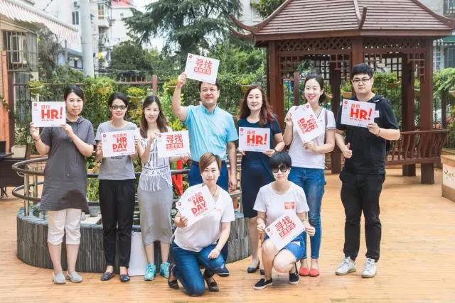 在此次走訪中，震旦集團、液化空氣、新國際博覽中心、聯邦快遞、銀科控股、溫德姆酒店集團、誼豐國際等國內相關行業的龍頭企業也在其中。  　　令人驚喜的是，這些企業的HR們在接受這份節日祝福的同時，更熱情地向“αi優質職場”組委會介紹了他們在員工關愛、職場氛圍塑造等方面的工作和方法。“αi優質職場”組委會認為，他們的很多理念、方法與“αi優質職場”評選的四大維度“價值共創，成長共贏，特權共享，品質共審”十分契合，是值得在更多企業內推廣的寶貴經驗。